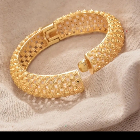 18K GOLD PLATED CHUNKY OPEN WEAVE  GOLD OVER COPPER BANGLE - Picture 4 of 7